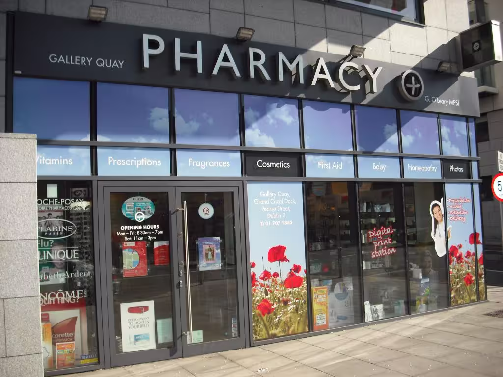 Façade d'une pharmacie moderne